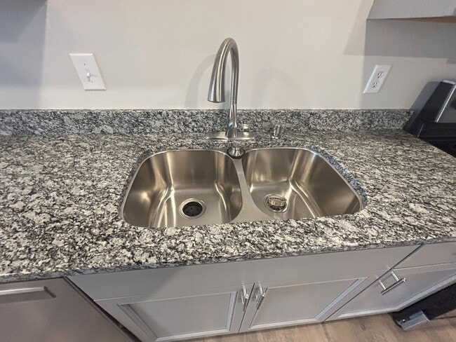 Building Photo - Sublease 6/1/25- 10/31/25