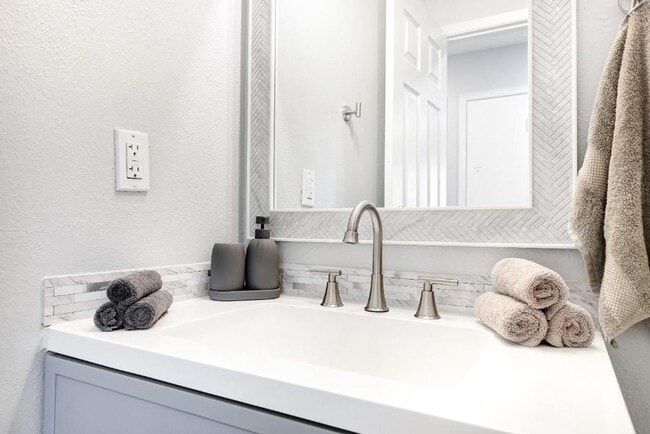 Building Photo - 6807 Skynook Dr