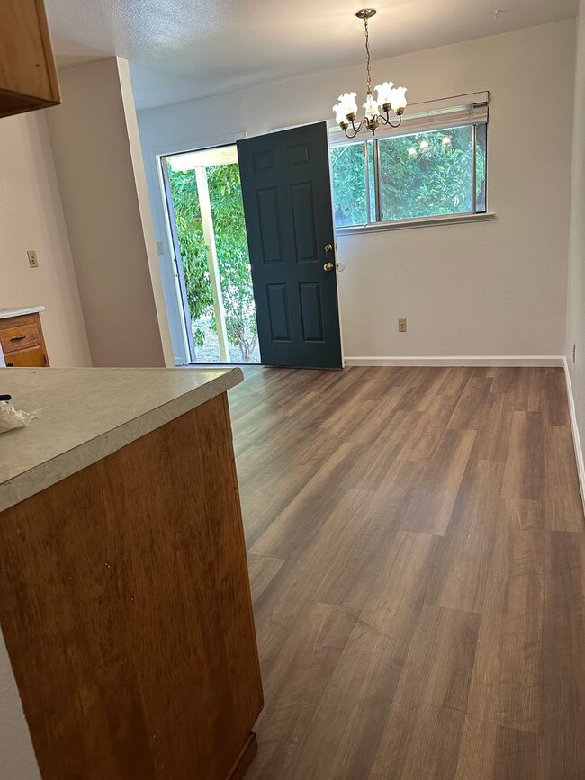 Building Photo - New LVP & Carpet! Great Anderson location!