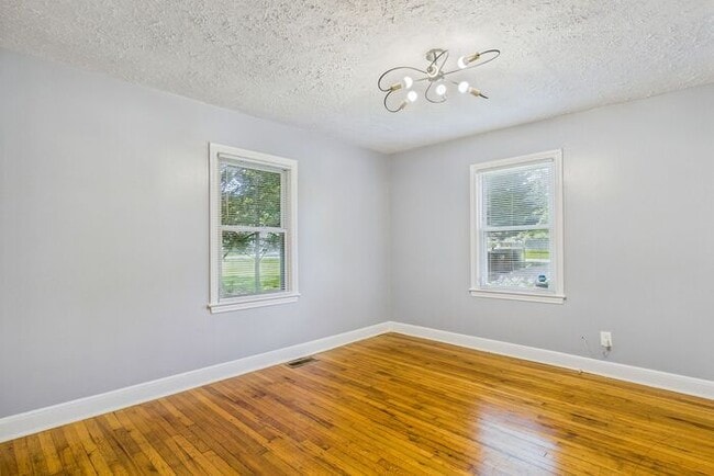 Building Photo - Charming Ranch Home with Bonus Studio & Ou...