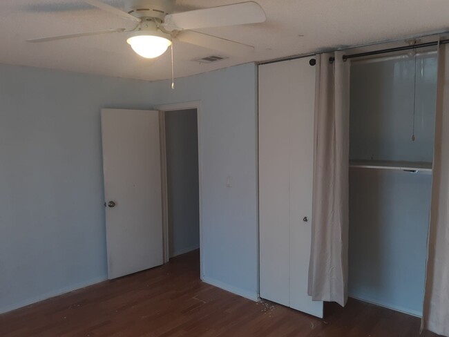 Building Photo - Cute Two Bedroom Two Full Bath Second Floo...