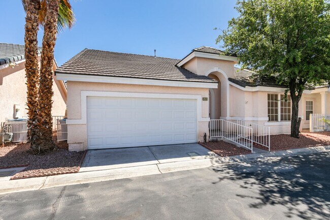 Building Photo - SW BEAUTY*2 BEDROOMS*OPEN FLOORPLAN*COMMUNITY POOL, GATED*CHECK THIS HOME OUT TODAY!