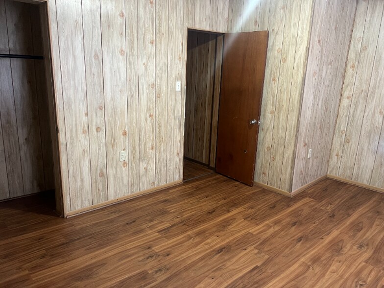 Building Photo - 128-130 Barney St