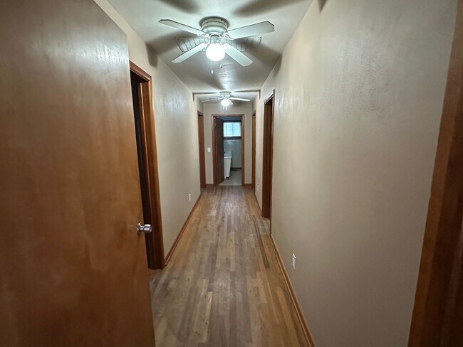 Building Photo - Large 4 Bedroom 2 Bath 1 Story Home with L...