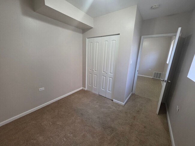 Building Photo - 1423 S Drake Ave