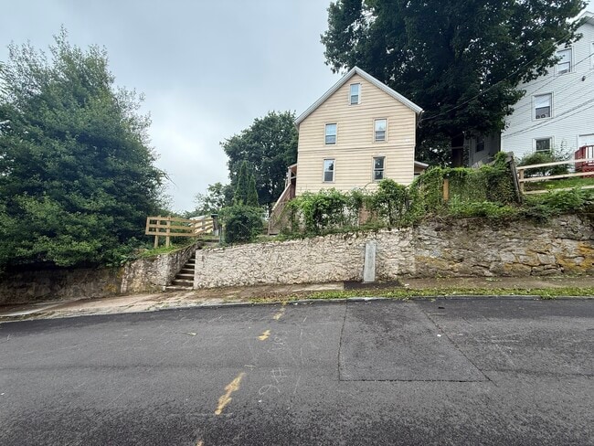Primary Photo - 6 Summit St
