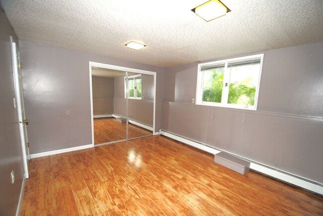 Building Photo - Gorgeous 4 bed / 2 bath with Heated Garage