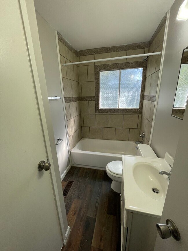 Building Photo - Eagledale - 4 bedroom home.