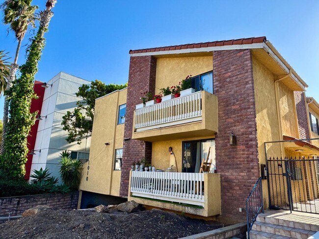 Building Photo - Stylish 2 bed + 2.5 bath + loft townhome n...
