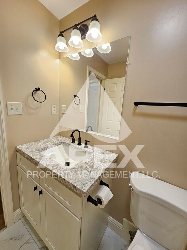 Building Photo - Renovated - 2 Bd 2.5 Ba Townhouse Duplex w/Huge Bonus room and oversized 1-car garage in West Kno...