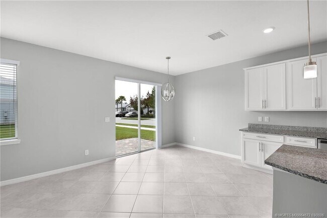 Building Photo - 10550 SW Captiva Dr