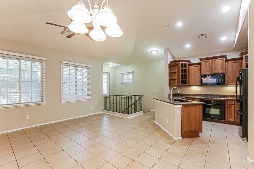 Building Photo - 2121 E Huntington Dr