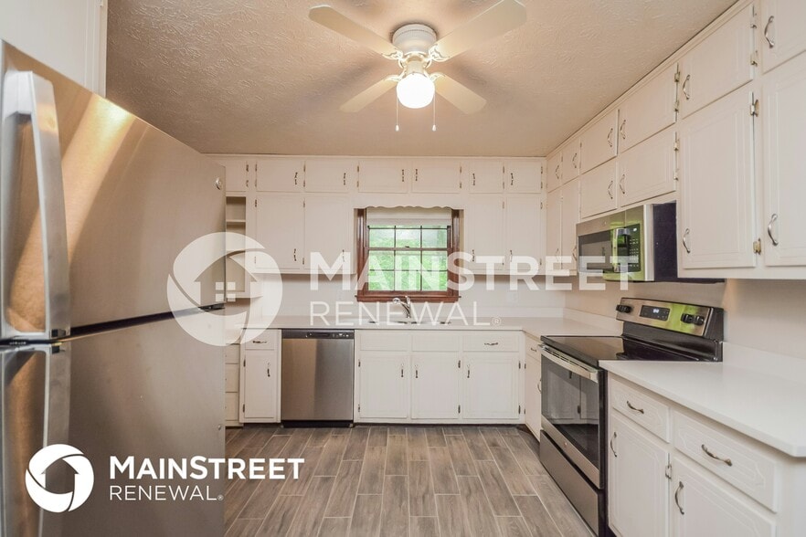 Building Photo - 2245 Pinewood Dr