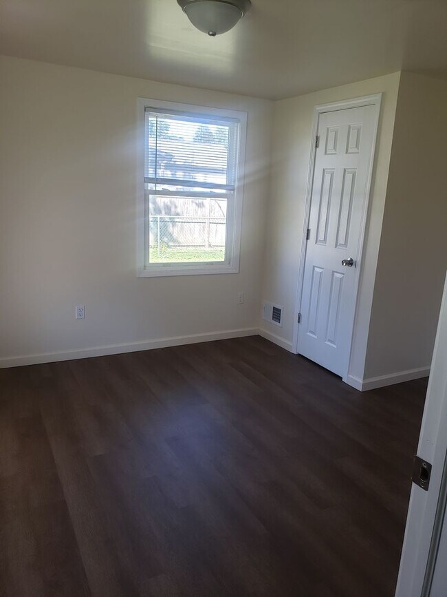 Building Photo - 3 BR House in Waynedale