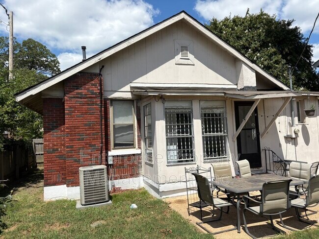 Building Photo - 2371 Parkway Pl