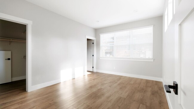 Building Photo - 122 Caliente St