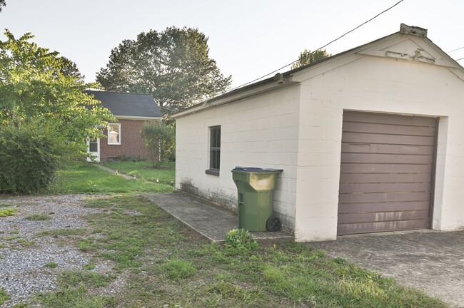 Building Photo - Charming 2 Bedroom House w/ Yard