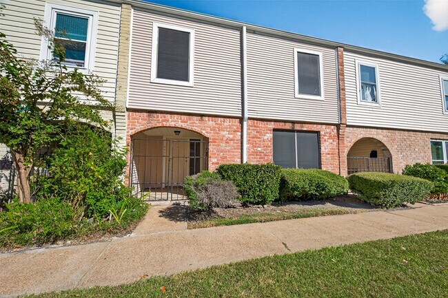 Building Photo - 9022 Wilcrest Dr