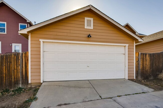 Building Photo - $2170 | 3BR / 3.5BA | Pet Friendly Townhou...