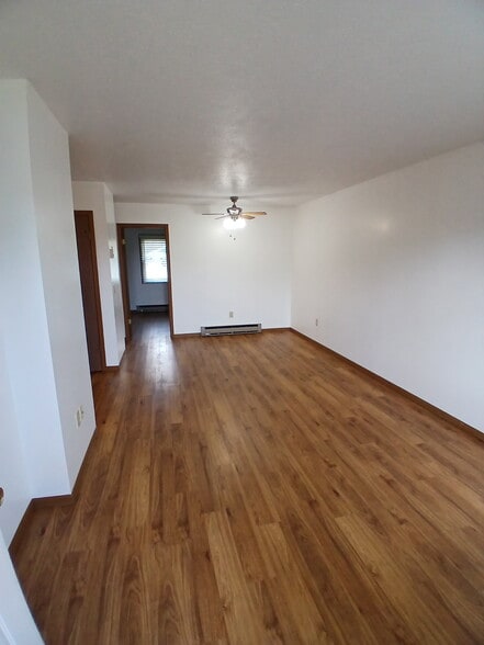 Building Photo - 1323 Spring Village Dr