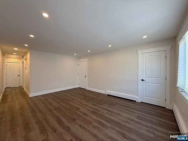 Building Photo - 682 Valley Brook Ave