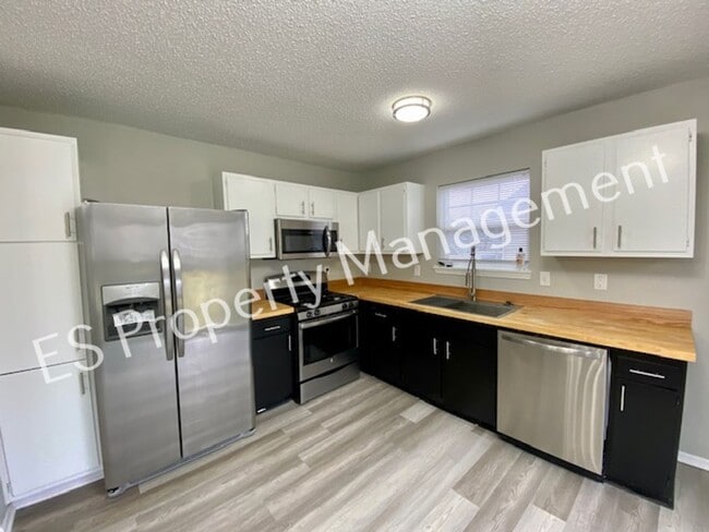 Building Photo - Stunning 3 Bedroom 2 Bath in SouthWest River Run Neighborhood!