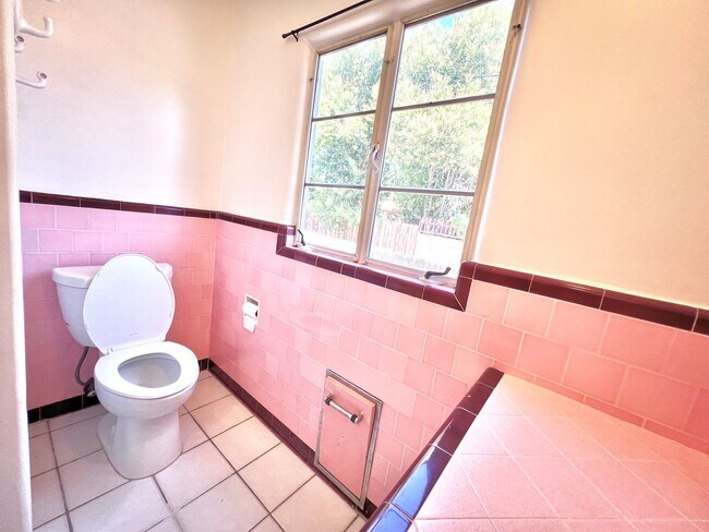 Building Photo - Cozy 2-Bedroom Home in San Bernardino $2,6...