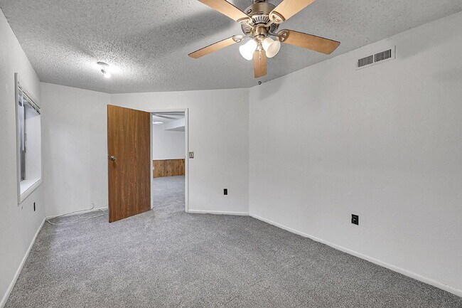 Building Photo - $2,085.00 - $500 OFF First Months' Rent - 3 Bedrooms, 2 Bathrooms Townhouse in Aurora with Washer...