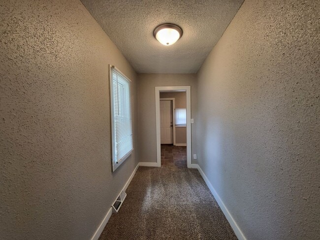 Building Photo - 1 Bedroom home with garage!