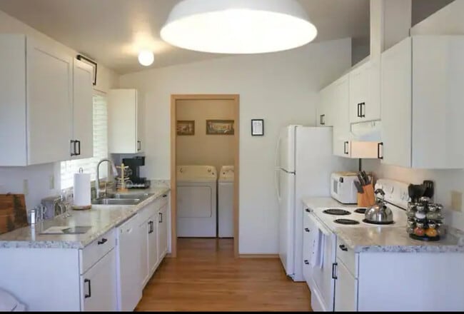 Building Photo - 303 S Bayview Ave