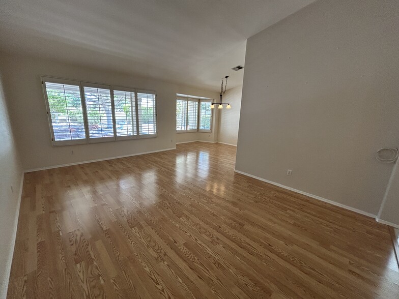 Building Photo - 7709 W Wahalla Ln