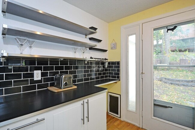 Building Photo - Charming, Furnished 1 Bed + Loft - Great L...