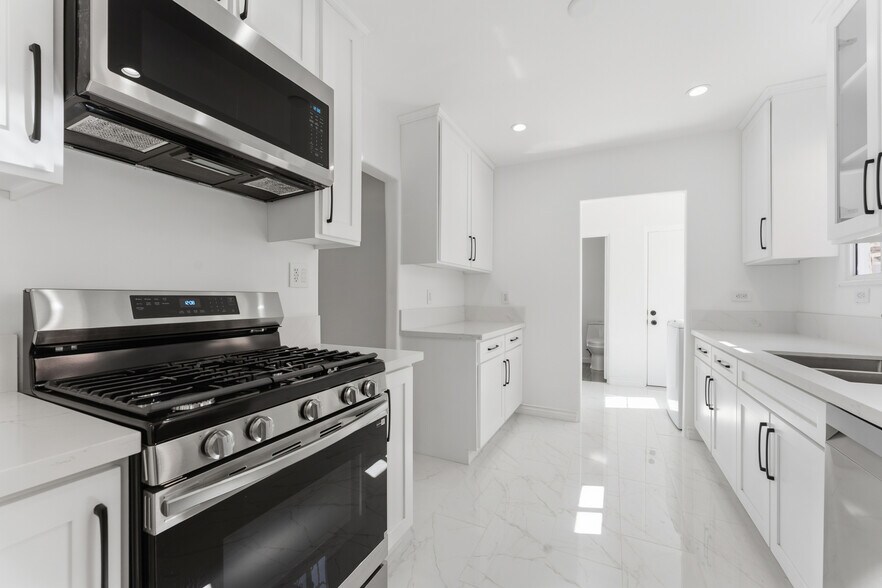 Building Photo - 824 S Holt Ave