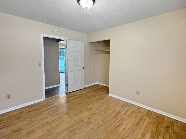 Building Photo - 5573 Rockbluff Dr NE