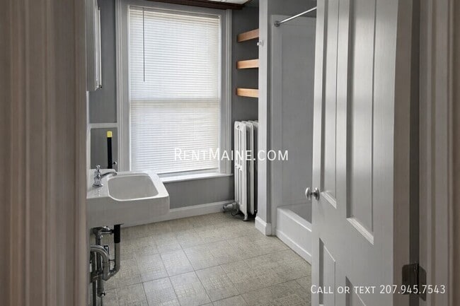 Building Photo - 2 Pine St