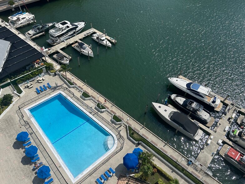 Building Photo - 905 Brickell Bay Dr