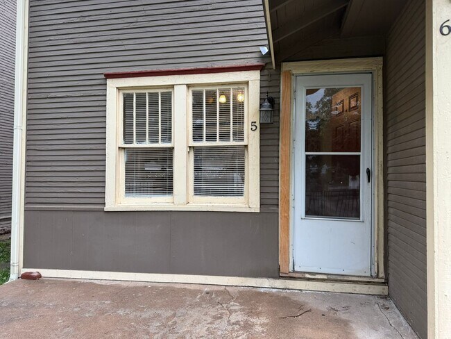 Building Photo - 1710 E Victor St