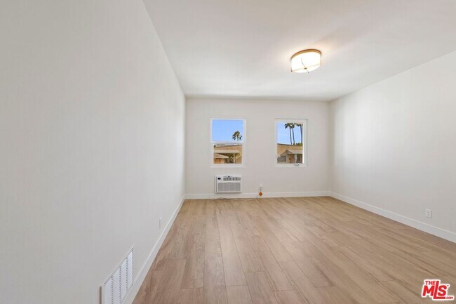 Building Photo - 1250 N Crescent Heights Blvd