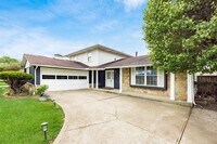Building Photo - 2715 Kenview Rd S
