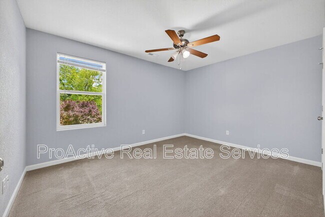 Building Photo - 615 Roland Dr