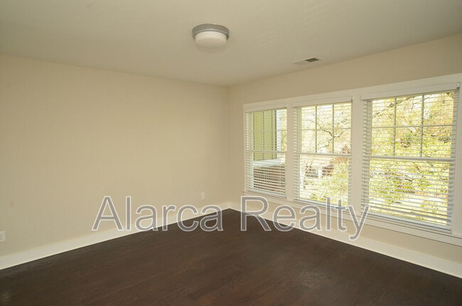 Building Photo - 129 Grandin Rd