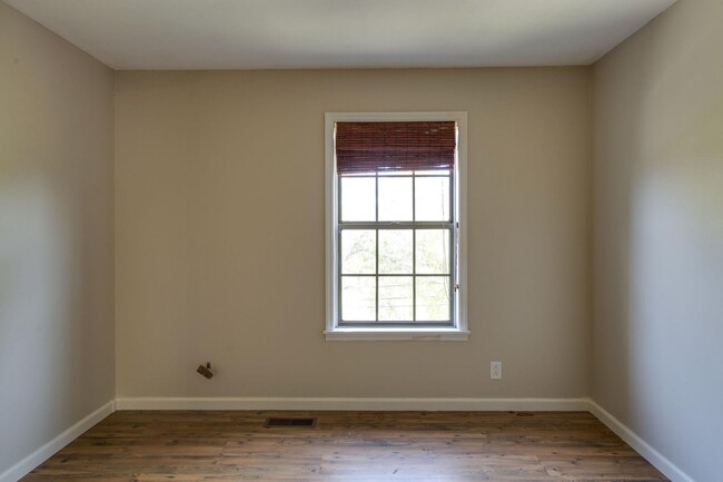 Building Photo - Spacious Living In the Heart of Hendersonv...