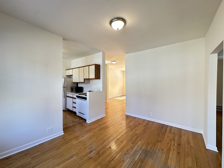 Building Photo - 700 W Cornelia Ave