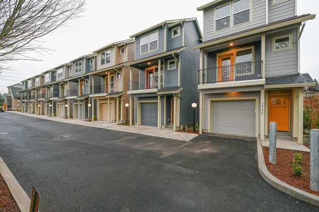 Building Photo - Elegant Three-Bedroom Home with Updated Kitchen & Vaulted Ceilings