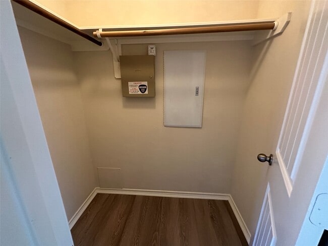 Building Photo - 1934 Acorn Glen Trail