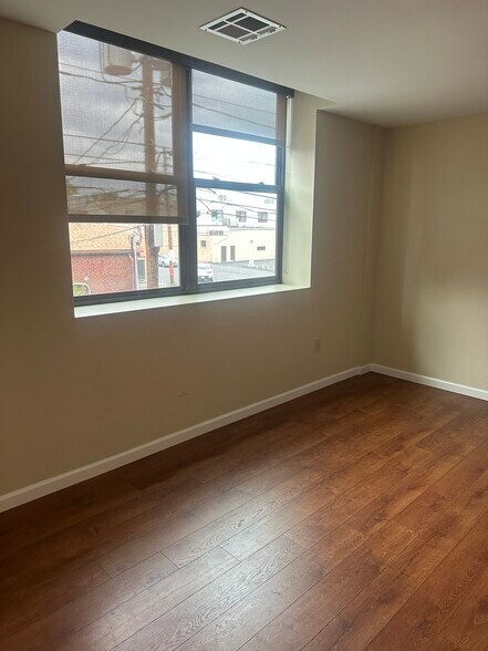 Building Photo - 528 N New St