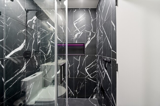 Building Photo - 2101 Fountain View Dr