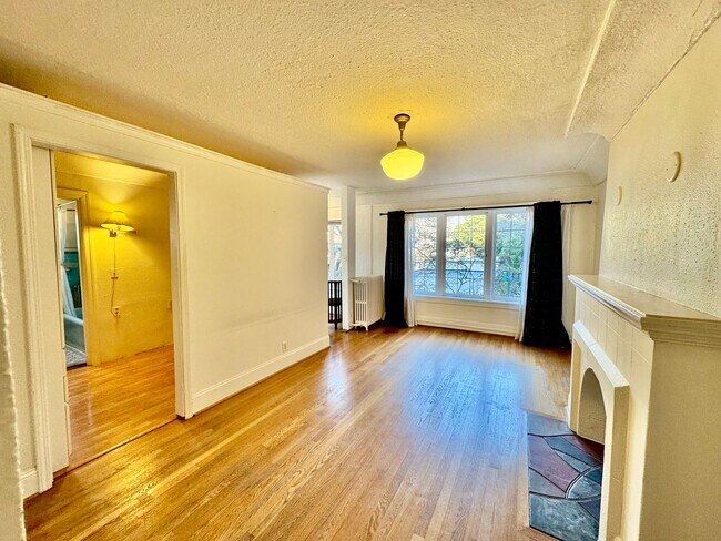 Building Photo - Charming Studio in the heart of Capitol Hill!!!!!