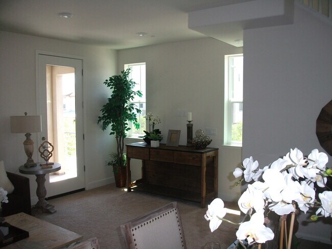 Building Photo - New Townhouse 3 bed 3.5 bath In South San ...