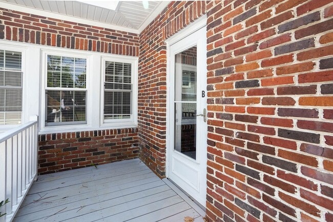 Building Photo - 20 Marion Ave